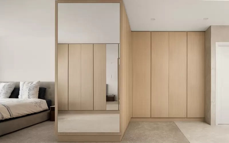 Walk-in wardrobe with full-length mirror and panels