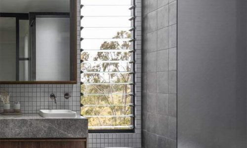 keira bathroom with high window