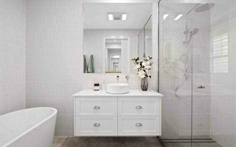 Trafalgar house  main bathroom in classic white design